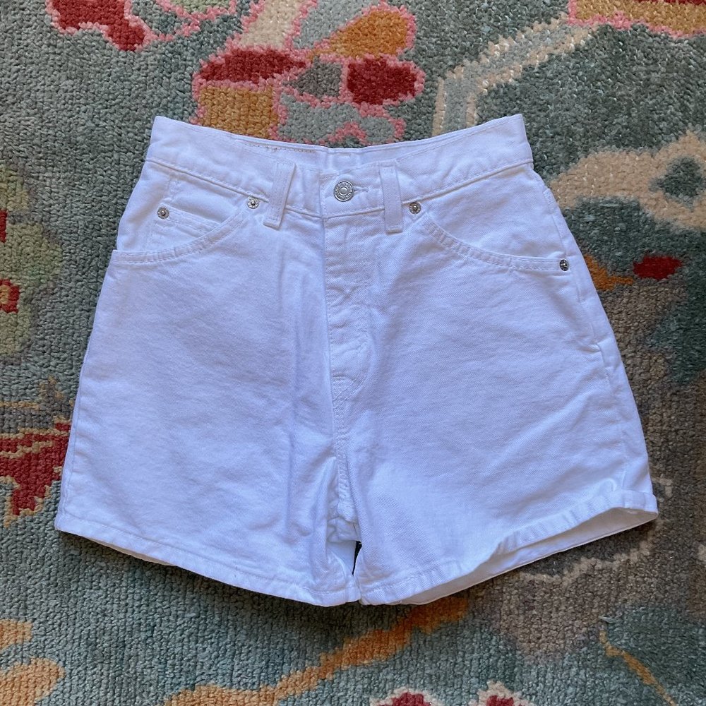 Vintage Levi’s 912 White Denim Shorts Size 4P slim fit